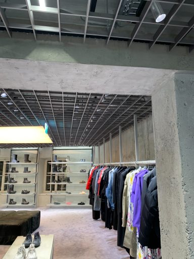 Moderne Oberflächen im Geschäft Moderne Oberflächen